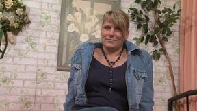 Milf with shaved pussy enjoys alone while being filmed - 2