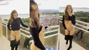 du balcon de mon hotel je m’exhibe