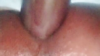 Une MILF indienne mature amateur se masturbe seule le cul serré