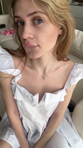 Amateur onlyfan shows off her tits