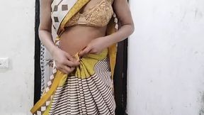 Aunty ko bathroom me kapde change karte dekh liya