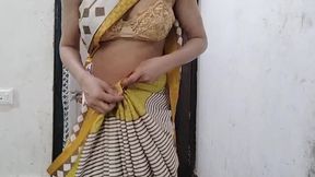 Aunty ko bathroom me kapde change karte dekh liya