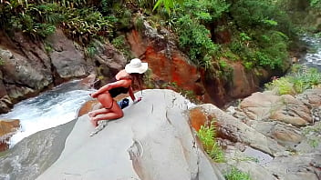 Desnuda y caliente en el r&iacute_o. A falta de un hombre