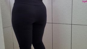 gostosa com legging molhada no banho, grande bunda perfeita!
