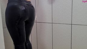 gostosa com legging molhada no banho, grande bunda perfeita!