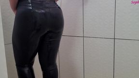 gostosa com legging molhada no banho, grande bunda perfeita!