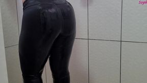 gostosa com legging molhada no banho, grande bunda perfeita!