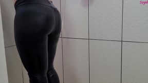 gostosa com legging molhada no banho, grande bunda perfeita!