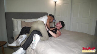 Eddy Blanco głęboko gardłuje Santo Jorge przed intensywnym analnym pierdoleniem w łazience