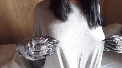 爪付き手袋で乳首カリカリしたらいつもと違う刺激が気持ちよすぎてすぐイクぅ