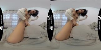 Ripped My Yoga Pants and Squirted All Over My Bed - VRVids