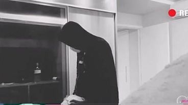 Ladrão rouba minha casa e ainda me fode sem camisinha / Thief steals my house and still fucks me without a condom