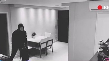 Ladrão rouba minha casa e ainda me fode sem camisinha / Thief steals my house and still fucks me without a condom