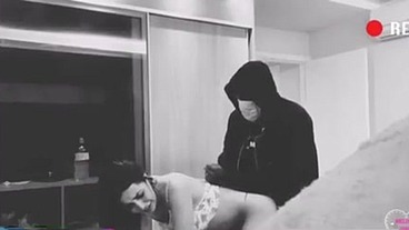 Ladrão rouba minha casa e ainda me fode sem camisinha / Thief steals my house and still fucks me without a condom