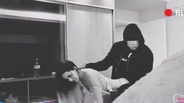 Ladrão rouba minha casa e ainda me fode sem camisinha / Thief steals my house and still fucks me without a condom