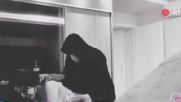Ladrão rouba minha casa e ainda me fode sem camisinha / Thief steals my house and still fucks me without a condom