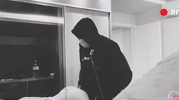 Ladrão rouba minha casa e ainda me fode sem camisinha / Thief steals my house and still fucks me without a condom