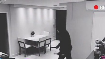 Ladrão rouba minha casa e ainda me fode sem camisinha / Thief steals my house and still fucks me without a condom