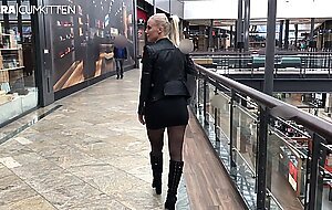 Lara-cumkitten, hobby hure im shopping center zerfickt