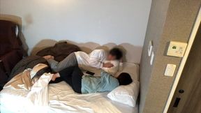 バイトの先輩と浮気中に彼氏から電話が掛かってきて挿入されている時に必死に喘ぎ声を我慢してせっくすしていました。