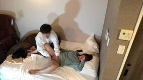 バイトの先輩と浮気中に彼氏から電話が掛かってきて挿入されている時に必死に喘ぎ声を我慢してせっくすしていました。