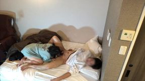 バイトの先輩と浮気中に彼氏から電話が掛かってきて挿入されている時に必死に喘ぎ声を我慢してせっくすしていました。