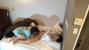 バイトの先輩と浮気中に彼氏から電話が掛かってきて挿入されている時に必死に喘ぎ声を我慢してせっくすしていました。