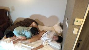 バイトの先輩と浮気中に彼氏から電話が掛かってきて挿入されている時に必死に喘ぎ声を我慢してせっくすしていました。