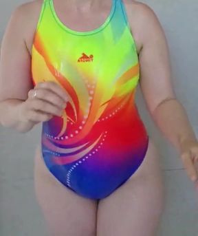 Amateur babe takes off her swimsuit in a steamy shower scene