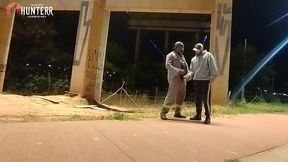 motoqueiro ve trabalhador mijando volta e oferece uma mamada