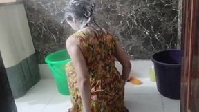 College girl ko bathroom me hi pakad ke chod diya
