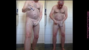 morgens allein in der dusche