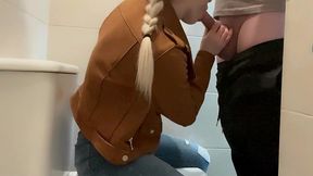 mamada arriesgada en el bano de una gasolinera en espana !!!