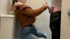 mamada arriesgada en el bano de una gasolinera en espana !!!