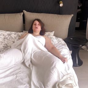 amateur WIFE masturbating pussy play under the sheets