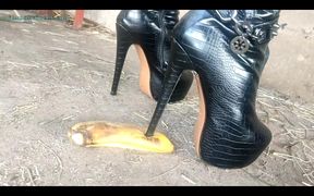 Goddess Joanna - Banana Beneath my New Leather Boots (1080p MP4)