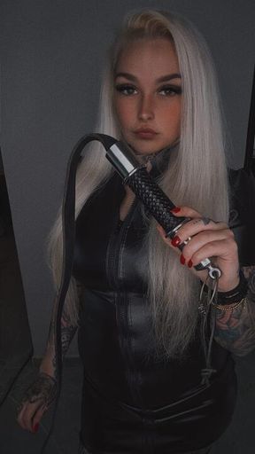 Kniel voor je meesteres! 🧎‍♂️🖤