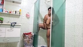 Madrasta tomando banho com seus grandes peitos