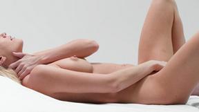 ”Blonde COUGAR Kenna James hits just the right spot during sexy masturbation”