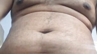 Behårede unge mænd rider rå hinandens store pikke