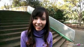 Innocent college's first blowjob in an old man's car