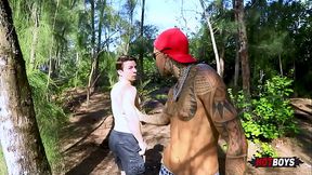 Dando o cu pro tarado no matagal!