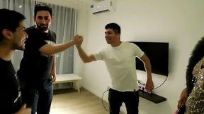 orgia en lo del vecino...me llama el vecino para conocer a los amigos y termino en orgia , recojida...por todos