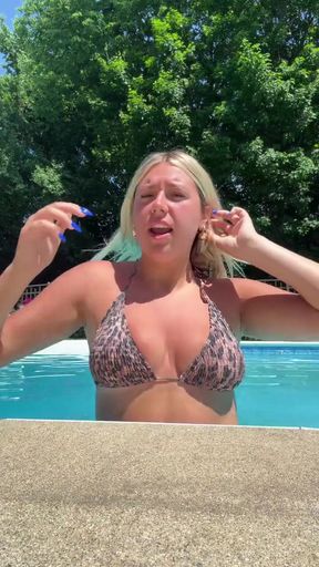 Hottie teen takes a dip in her swimming pool