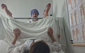 Noivo Leva Sua Noiva Ao Medico Que O Faz Uma Exame Ginecologico!