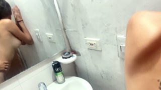 Mi novia quiere que me la folle en el baño para que no nos escuchen