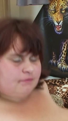 Fette Brunette Milf wird gefingert und darf Blasen   Clip 1