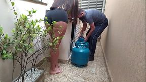 Casada muito gostosa pediu g&aacute_s de cozinha e fez sexo oral no entregador para n&atilde_o precisar pagar o g&aacute_s