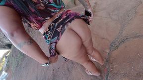 dogging na praia: minha hotwife se masturba e mija na frente do mar!