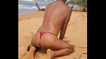 Ladysilva se exibindo na praia de calcinha que bunda gostosa